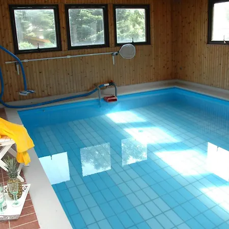 Mit Indoorpool, Garten Und Partyraum *